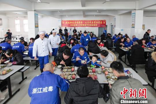 戒毒人员在食堂内就餐 钱会广 摄