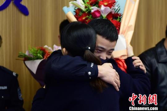 收到花的警嫂 周安安 摄