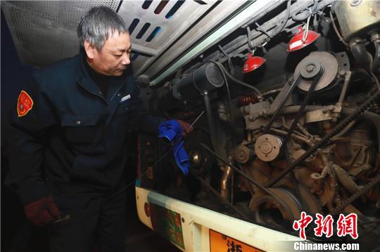 图为吴益君做好发车前的安全检查工作。 董美巧 摄