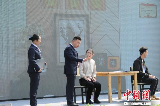 杭州殡仪馆开放日上,由该馆职工演绎的情景剧《告别》。 张茵 摄