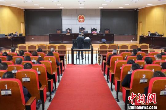 富阳区人民法院对该案进行一审现场。 富阳纪委供图 摄