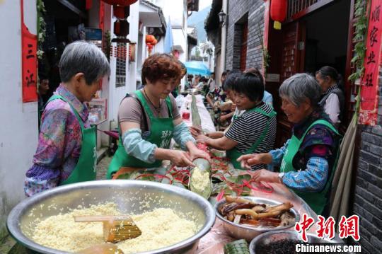 村民齐心协力制作70米感恩长粽。遂昌提供