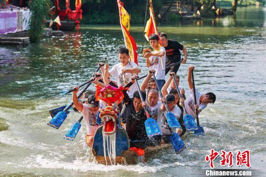 130余条龙舟竞渡闹端午。 张凡 摄