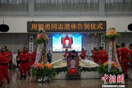 周锦勇遗体告别仪式现场。 婷玮 摄