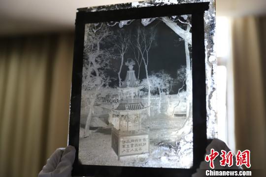 玻璃底片上的黑白画面。 王哲能 摄