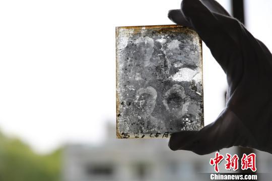 玻璃底片上的黑白人物画面。 王哲能 摄
