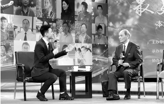 蒋克铸(右)接受央视主持人采访。杨磊 供图