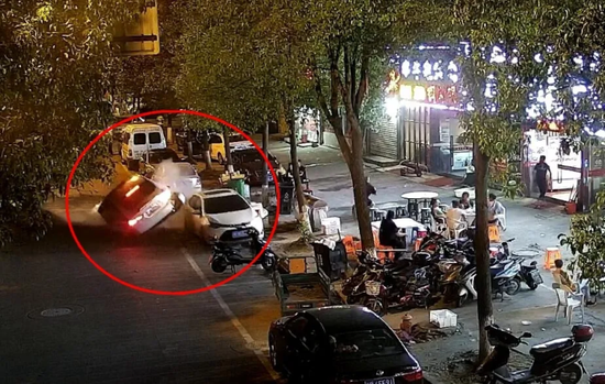 (白色轿车倒车逃逸时撞上停放的车辆)