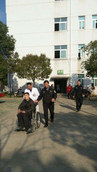 伤者郑某虽然身上多处骨折,但是没有生命危险 警方提供