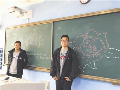 蒋小挺与窦哲为班里众女生准备节日“礼物”