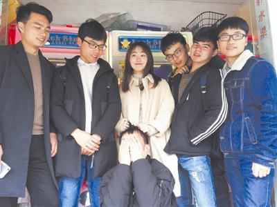 邓燕雯成了男生堆里的“女王”