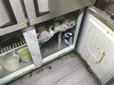 小团圆的爆款招牌豆腐连锅一起被直接放在油腻的地面上。