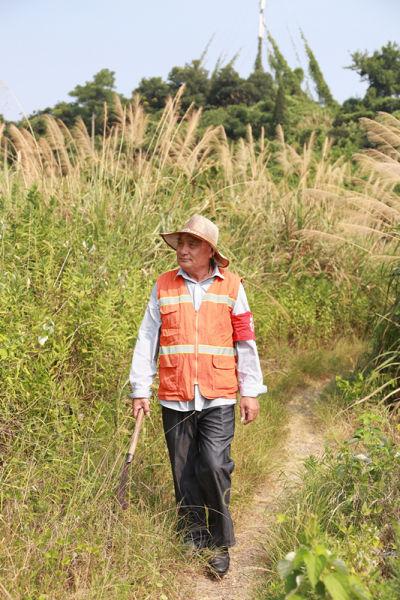 图为潘国巡山。 象山县农林局提供