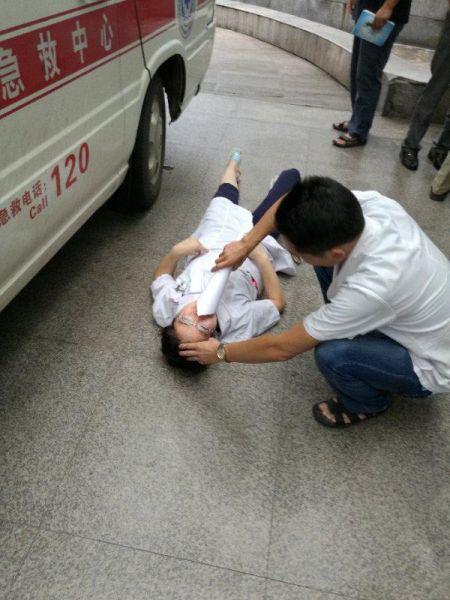 女医生周珍累倒在救护车旁 严林忠提供