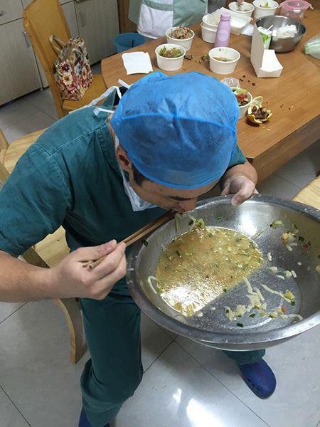 手术台上下来,饥饿难耐的骨科医生郭亮端起了面汤 严林忠提供