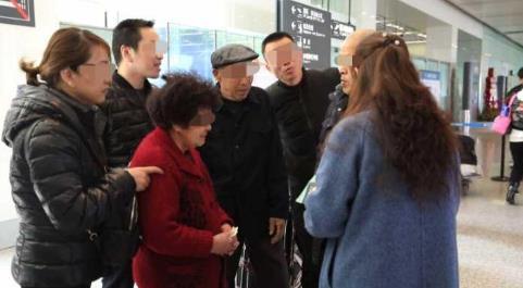 (图:蒋某与父母家人团聚)