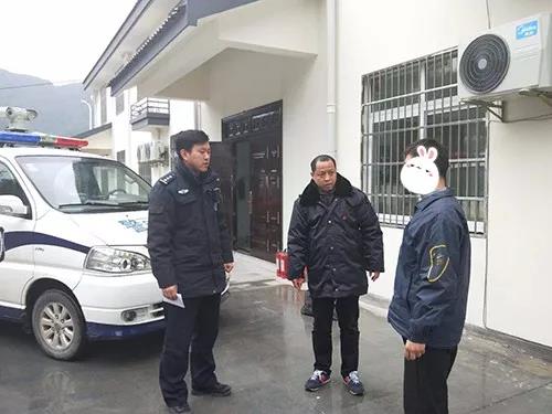 派出所警员与“驴友”孙某 警方供图