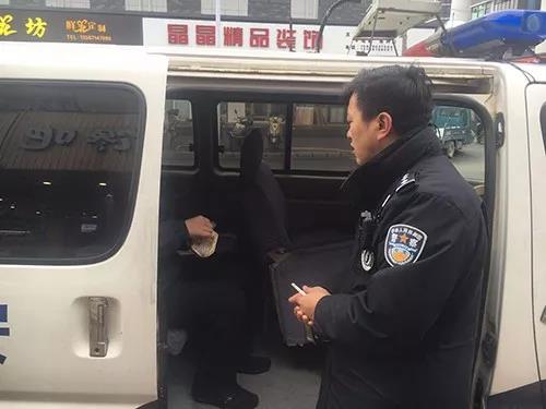 警方将孙某送往救助站 警方供图
