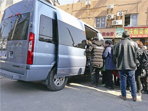 乘客坐面包车转移