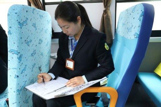 校车照管员洪云一路上反复确认学生名单,以免出错 赵阳、林琦提供