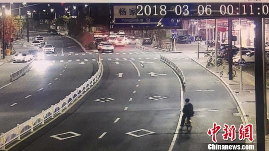 3月6日凌晨,失踪少年出现在监控画面中。滨江警方 供图
