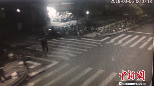 3月6日凌晨,失踪少年出现在监控画面中。滨江警方 供图