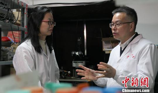 罗建红与团队成员讨论。 卢绍庆 摄