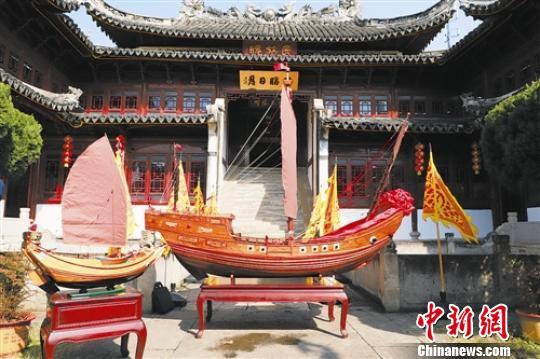 莫康春设计制作的这艘船模是模仿戚家军当年使用的艟乔船来设计的 陈胡南 摄