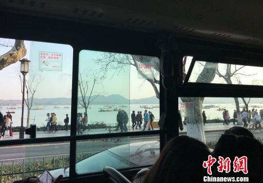 3月,杭州市公交车窗外的西湖景区。 张斌 摄