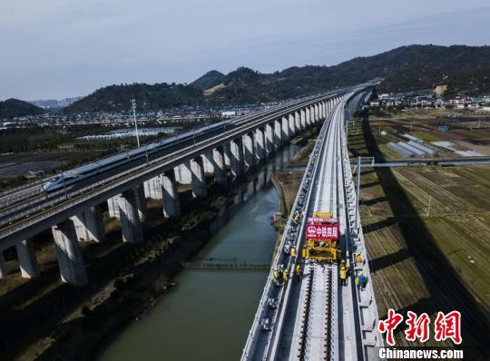12日,杭州至黄山铁路客运专线轨道全线贯通。 吴怀球 摄