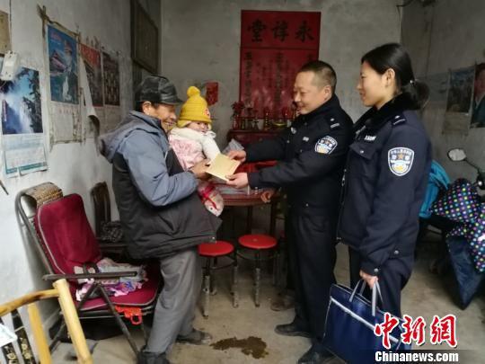 民警为其家人送去爱心款 警方提供