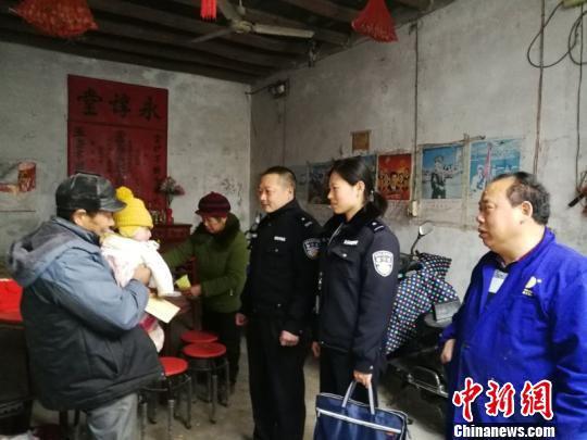 民警为其家人送去爱心款 警方提供