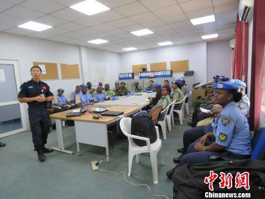警队队长韦益毅为新入职警察作岗前业务培训。 浙江公安 供图