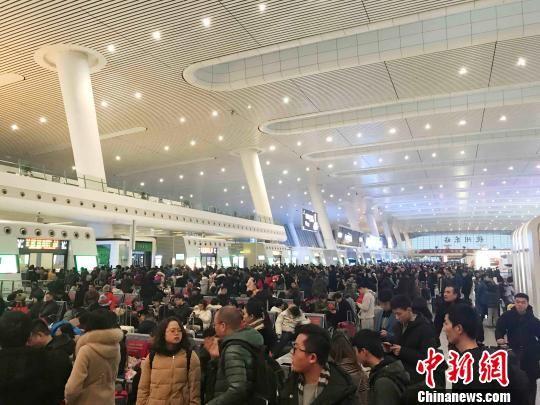 春运期间的杭州火车东站。 张斌 摄