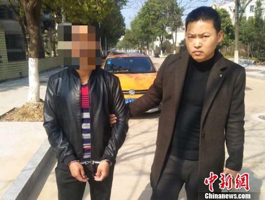 马某在逃26年后于浙江衢州落网。杭州铁路公安处 供图