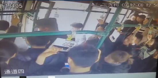 将晕倒乘客送至医院