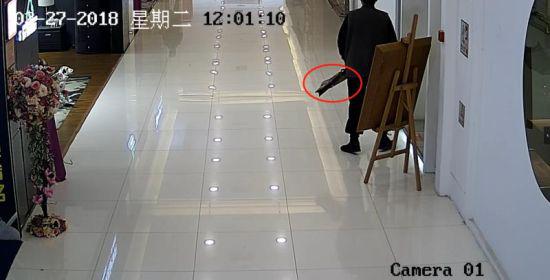 监控摄像拍到的盗窃现场。西湖警方 供图