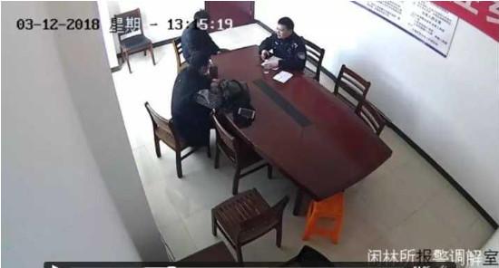 民警跟小赵谈了谈。