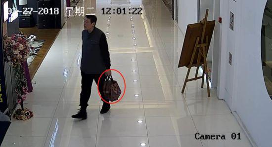 监控摄像拍到的盗窃现场。西湖警方 供图