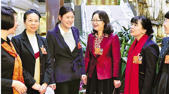 3月8日,我省几位女代表在一起讨论。浙江在线记者 梁臻 王坚颖 摄