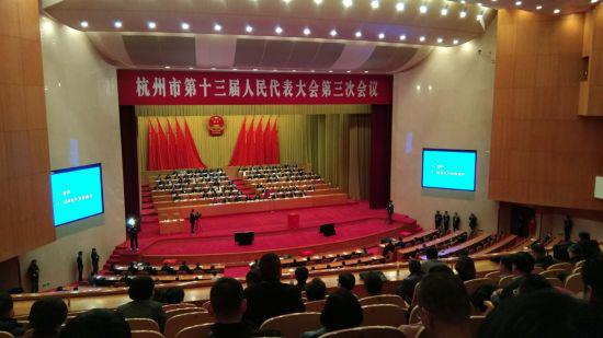 杭州市第十三届人民代表大会第三次会议举行第三次全体会议。 王逸飞 摄