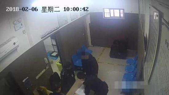 经查实,小伙曾在一周前,以烫吸的方式吸食了毒品冰毒和海洛因。