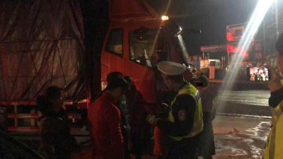(图:民警正在询问情况)