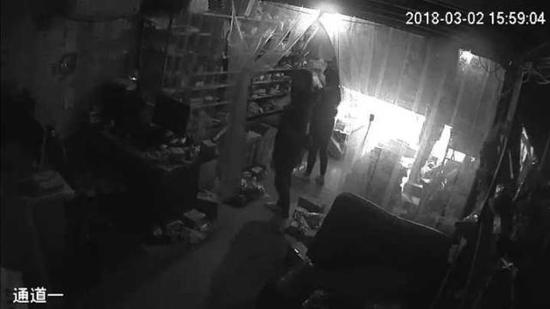 (快递网点的监控画面上,两个侄女正在偷拿别人的快递。)