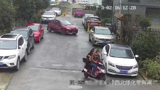 (叔叔用电动车载着两个侄女“拿”快递去。)