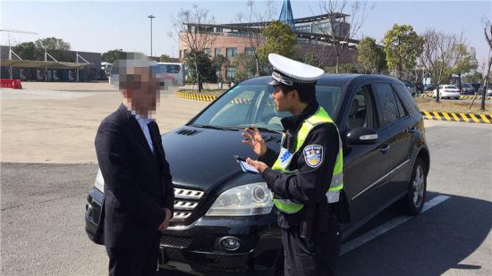 图为叶某接受交警问询 宁波高速交警供图