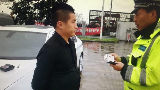 民警调查现场 胡丰盛 摄