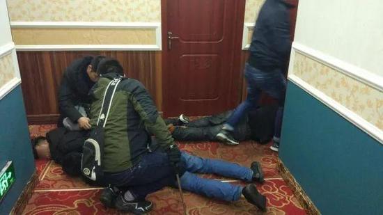 喝酒的这些人做了什么事?冲进来的陌生男子又是谁?