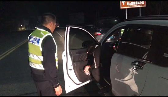 高速上小车司机突发疾病 昏迷前一把方向救了一车乘客 警方提供