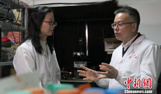 罗建红与团队成员讨论 本文图均为 中新网 图